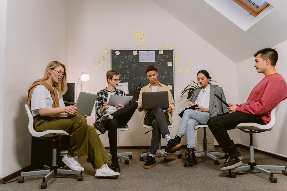 Colleagues planning together at a desk